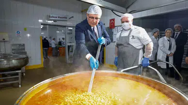 Başkan Tugay kepçeyi eline aldı: İzmir’de aşevi dayanışması büyüyor!