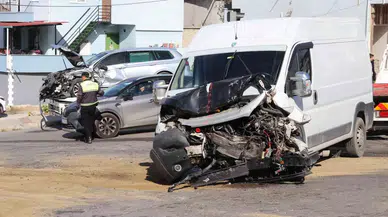 İzmir’de Zincirleme Kaza! Devrilen Araç ve Kapanan Yol Kameralara Yansıdı