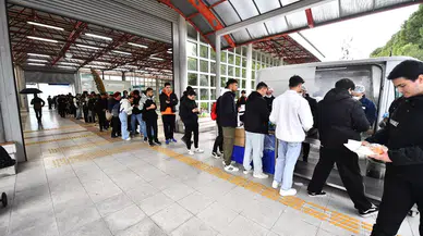 İzmir'deki Üniversite Öğrencilerine Ücretsiz Yemek Desteği: 6 Noktada Dağıtım Devam Ediyor