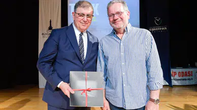 Başkan Tugay’dan Tıp Bayramı’nda Çarpıcı Mesaj: “Tıbbın Bayram Yapacak Hali Kalmadı”