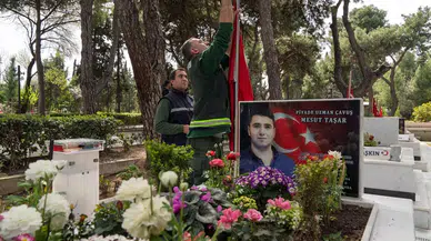 İzmir Büyükşehir Belediyesi'nden 18 Mart'a Özel Şehitlik Temizliği ve Yenileme Çalışması