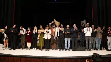 İzmir ve Bursa Şehir Tiyatroları El Ele: "Yolcu" Bursa Sahnesinde!