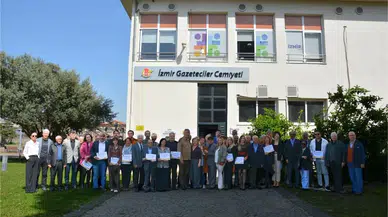 İzmir'de Gazetecilikte 25 Yılı Devirenlere Şeref Divanı Beratıyla Anlamlı Onurlandırma