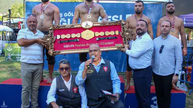 İzmir’in yağlı güreş şöleninde başpehlivan Erkan Taş oldu