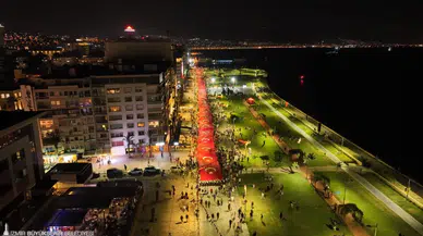 İzmir Marşı sokaklarda yankılandı