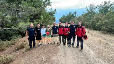 İzmir İtfaiyesi kayalıklarda mahsur kalan üç genci kurtardı
