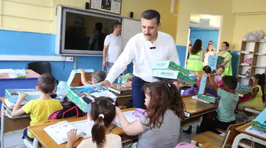 Dikili Belediyesi’nden minik öğrencilere eğitim seti desteği