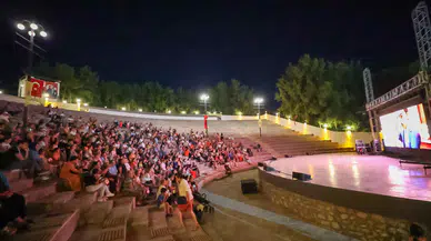 Bucalı çocuklar Başkan Görkem Dumanla film izledi