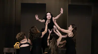 İzmir Şehir Tiyatroları “Cadı Kazanı” oyununun provalarına devam ediyor