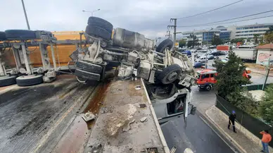 İzmir İtfaiyesi kaza sonrası viyadükte asılı kalan tır şoförünü kurtardı