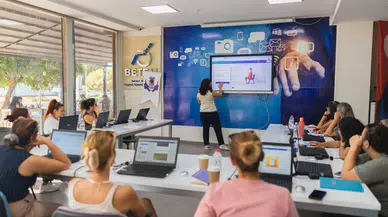 Balçova Belediyesi’nden kadınlara dijital destek