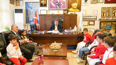 Seferihisar’da 23 Nisan coşkusu: Başkanlık koltuğu çocuklara emanet