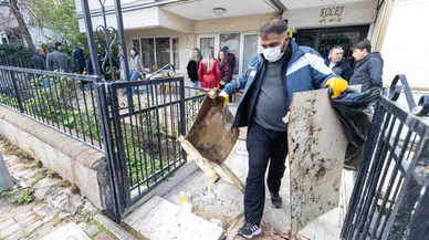 Karşıyaka Belediyesi’nden çöp eve müdahale: 3 ton atık çıkarıldı