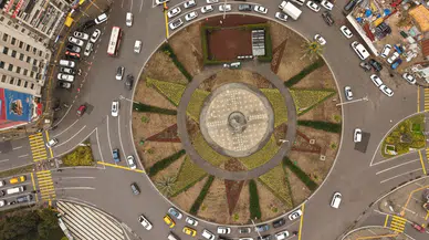 İzmir’in kalbi çiçek açtı