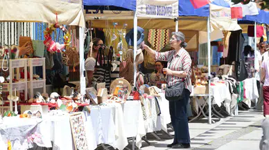 Konak’ta annelerden annelere el emeği hediye