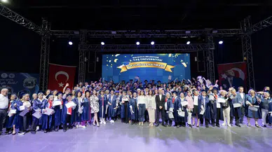 Balçova’da Mezuniyet Coşkusu: 3. Yaş Üniversitesi’nde Kepeler Umuda  Atıldı