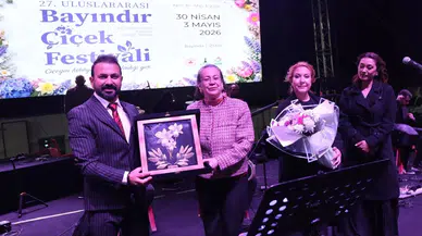 Bayındır Çiçek Festivali’nde Türkü Dolu Gece: Hüseyin Turan Sahne Aldı