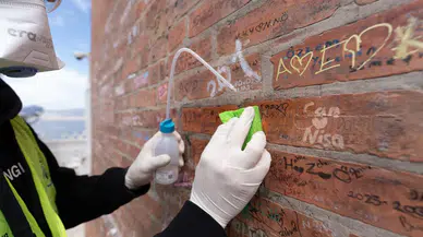 Onlar İzmir’in hafızasını vandalizme karşı koruyor