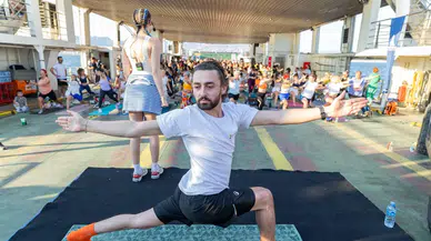 Körfez’in mavisinde 400 kişilik yoga buluşması