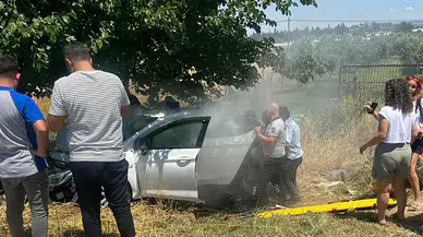 İzmir'de feci kaza! Ağaca çarpan araçta 4 kişi ağır yaralı