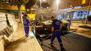 Toros Caddesi’nde gece asfalt mesaisi
