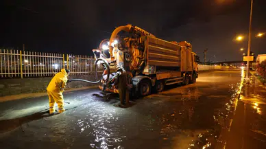 İzmir Büyükşehir Belediyesi ekipleri sağanak yağış nedeniyle seferber oldu