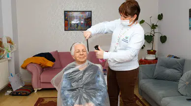 Gaziemir Belediyesi’nden vatandaşların hayatına dokunan hizmet: 1056 kişiye Evde Kuaför Hizmeti