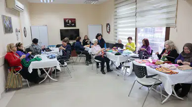 İyilik örüyor, çocukların yüreklerini ısıtıyorlar