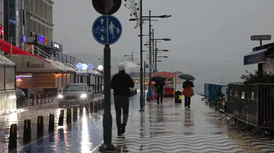 İzmir Büyükşehir Belediyesi ekipleri sağanak yağış ve fırtına nedeniyle seferber oldu