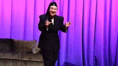 Yasemin Sakallıoğlu, İzmirlileri kahkahaya boğdu