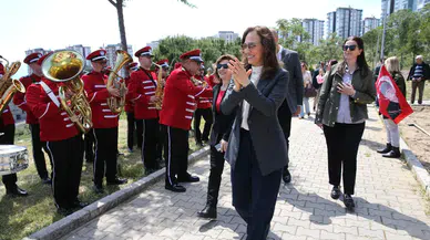 Karşıyaka sokaklarında bando şöleni