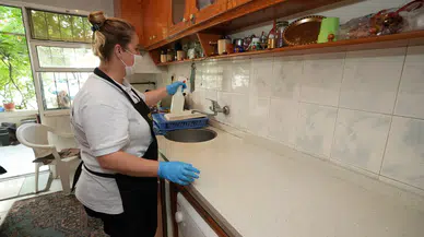 Gaziemir Belediyesi evleri temizliyor, hayatları kolaylaştırıyor