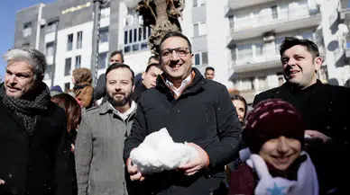 Balçova’da Kar Şenliği Coşkusu: Başkan Onur Yiğit Çocuklarla Kar Sevincine Ortak Oldu