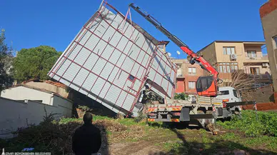 İzmir Büyükşehir Belediyesi ekiplerinin sağanak ve fırtına mesaisi