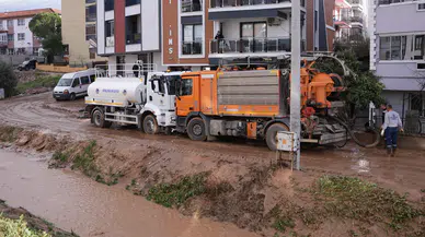 Kemalpaşa Ulucak’ta menfeze giren aracın çıkarılma çalışmaları sürüyor