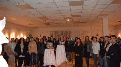 Egeli moda tasarım öğrencileri atık kumaşları sanata dönüştürdü