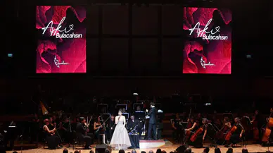 Şevval Sam hem söyledi hem yönetti