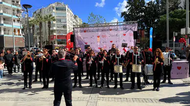 Aşkın melodileri Alsancak’ta yükseldi