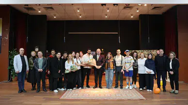 Menemenli oyuncular sahnede yıldızlaştı