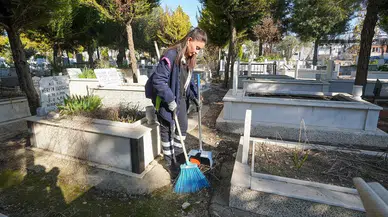 Gaziemir’in mezarlıklarında bayram temizliği