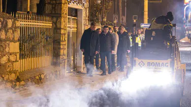 Başkan Tugay yol emekçileriyle gece mesaisinde buluştu