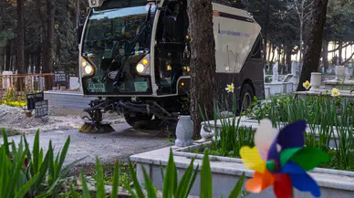 İzmir’de mezarlıklar Ramazan Bayramı’na hazırlanıyor