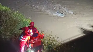 Menderes’te araç dereye uçtu, İzmir İtfaiyesi seferber oldu