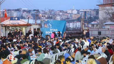 Karabağlar ’daki iftar buluşmasına CHP Kadın Kolları Genel Başkanı Asu Kaya konuk oldu