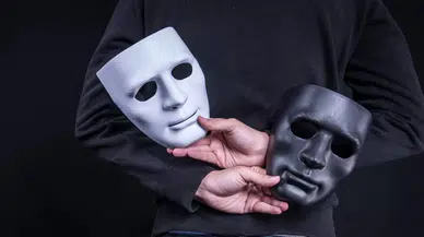 Sosyal Medya: Kendimizi mi Paylaşıyoruz, Maskemizi mi?