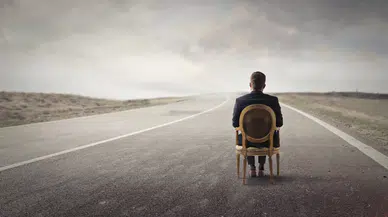 Geçmişle Yürüyenler, Geleceği Kaçırır