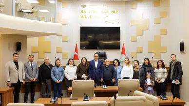 BAŞKAN YİĞİT, YENİ EVLENEN ÇİFTLERE DESTEK KARTLARINI TESLİM ETTİ