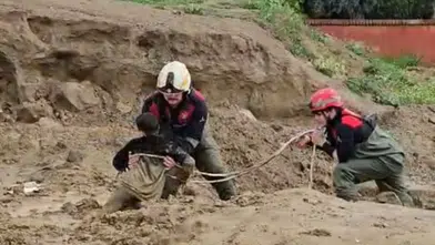 Torbalı'da çamura saplanan iki çocuğu itfaiye kurtardı