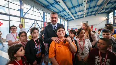 Buca’da 23 Nisan coşkusu havuza taşındı