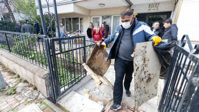 Karşıyaka Belediyesi’nden çöp eve müdahale: 3 ton atık çıkarıldı